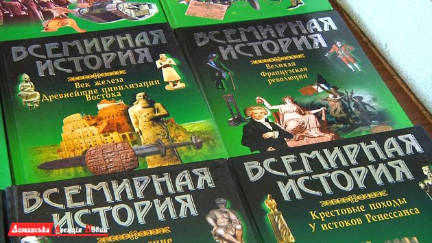 "Команда розвитку" та "ТІС-ТВ" подарували бібліотеці Першотравневого НВК нові книги (фото)