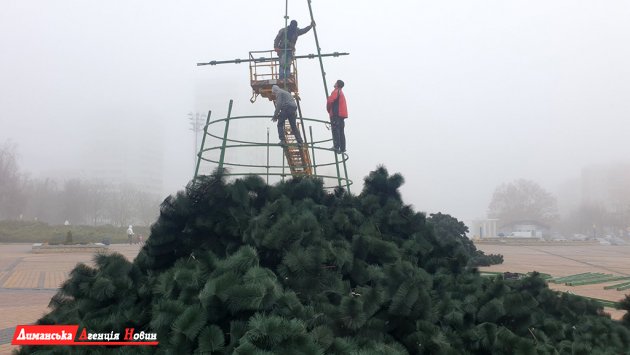 В Южном начали устанавливать новогоднюю елку.