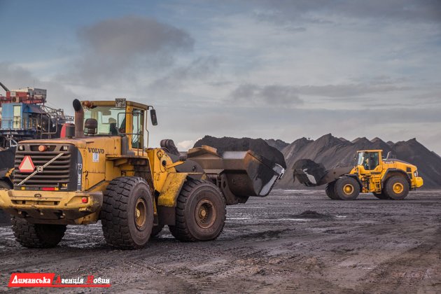 Сучасні потужні навантажувачі Volvo обробляють руду та вугілля на "ТІС".