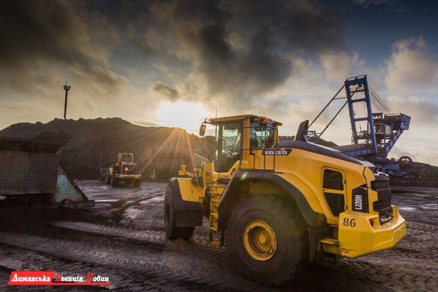 Сучасні потужні навантажувачі Volvo обробляють руду та вугілля на "ТІС".