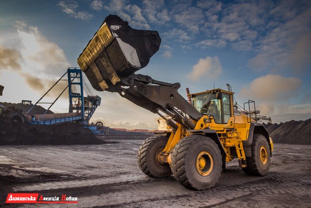 Современные мощные погрузчики Volvo обрабатывают руду и уголь на "ТИС" (фото)
