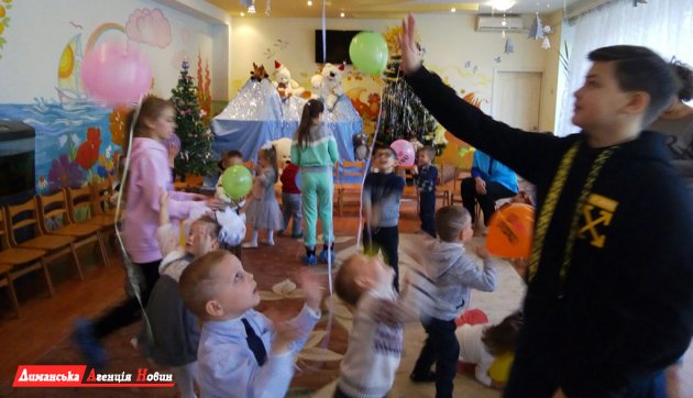 Ученики Першотравневого УВК поздравили воспитанников детского дома.