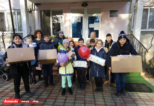 Учні Першотравневого НВК привітали вихованців дитячого будинку (фото)