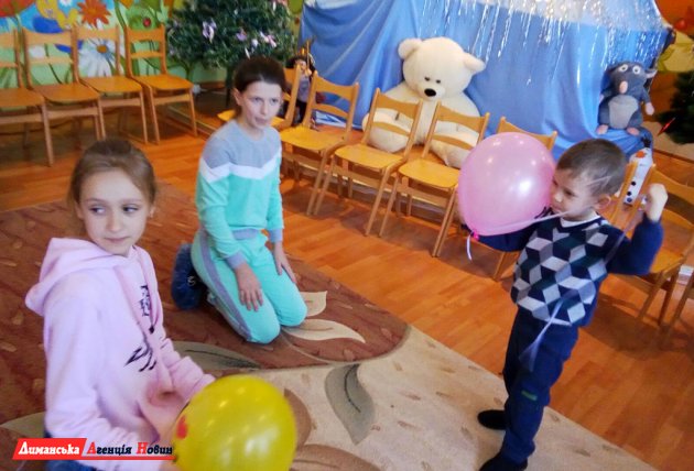 Ученики Першотравневого УВК поздравили воспитанников детского дома.