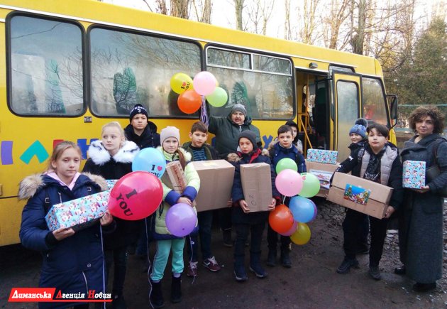 Учні Першотравневого НВК привітали вихованців дитячого будинку.