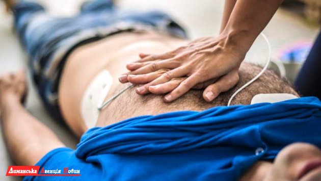 Прості правила, які можуть врятувати життя: непрямий масаж серця та штучне дихання