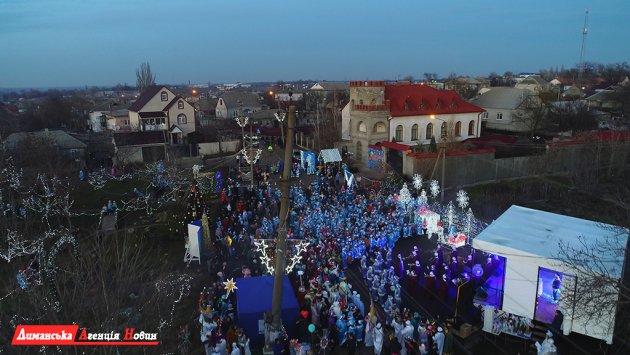 Святі Миколаї з різних країн, рекорд та інсталяція з мушлів: у Доброславі відбулося феєричне свято (фото)
