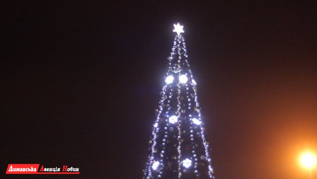 В Южном дали старт новогодним праздникам: традиционно зажгли главную елку.
