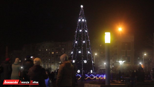 В Южном дали старт новогодним праздникам: традиционно зажгли главную елку (фото)