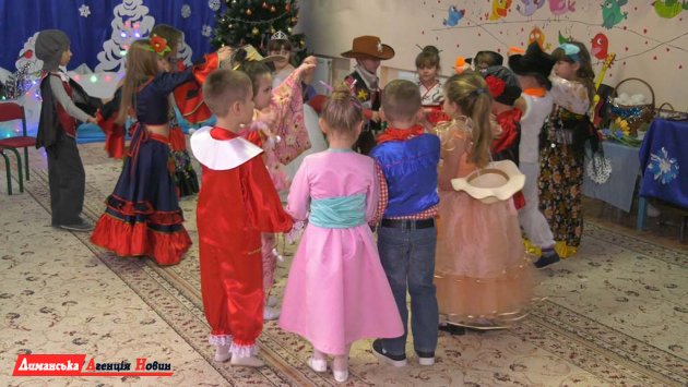 Місцева влада привітала малечу Визирської громади подарунками.