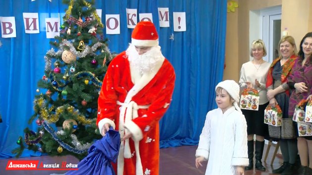 Дед Мороз поздравил учеников Першотравневого УВК с наступающими праздниками.
