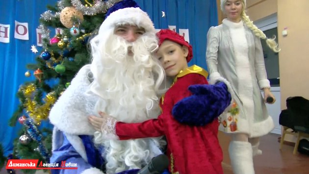 Дід Мороз привітав учнів Першотравневого НВК з прийдешніми святами.