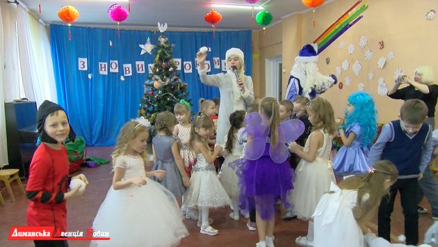 Дед Мороз поздравил учеников Першотравневого УВК с наступающими праздниками.