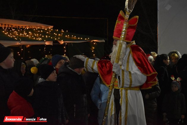 "Драйвова година", бій сніговиків та караоке: в селі Красносілка весело зустріли Новий рік.