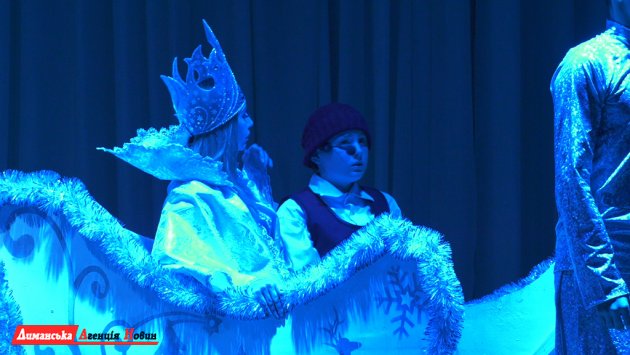 На сцені Першотравневого будинку культури показали виставу "Снігова королева".