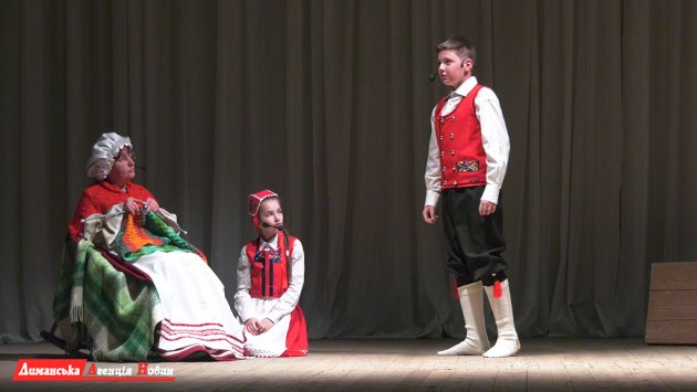 На сцені Першотравневого будинку культури показали виставу "Снігова королева".