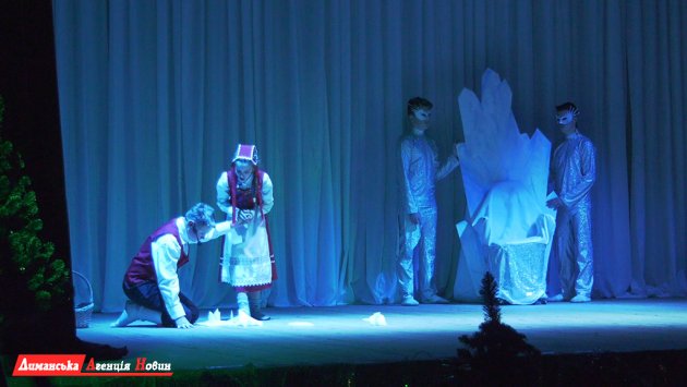 На сцені Першотравневого будинку культури показали виставу "Снігова королева" (фото)