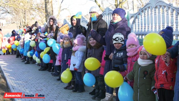 "Єдина країна - наша Україна": дети и взрослые Визирской громады отметили День соборности (фото)