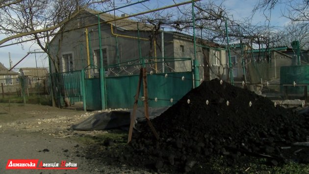 Жители Першотравневого получили уголь. Помог БФ им. А. Ставницера (фото)
