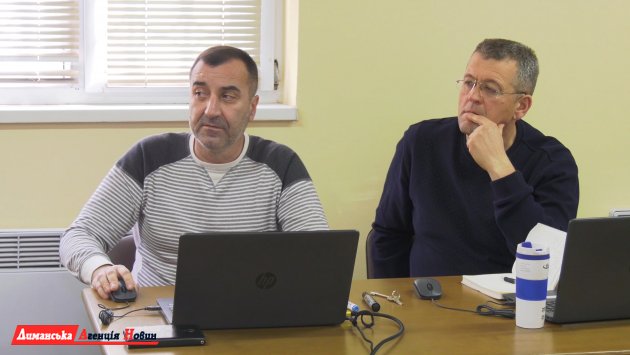 Виктор Дергачев, преподаватель программы Microsoft Excel ( слева ).