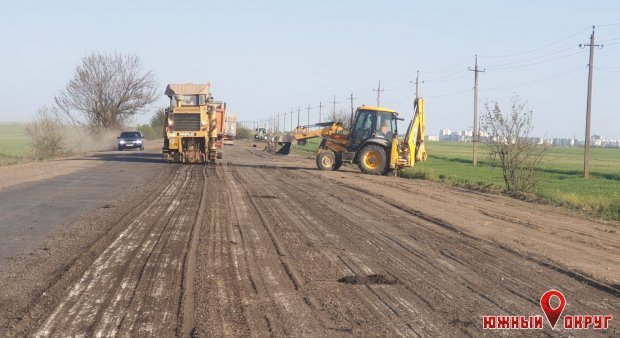 При въезде в Южный ремонтируют дорогу (фото)