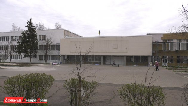 Реконструкция здания школы №1 в г. Южный планируют завершить до конца июня (фото)