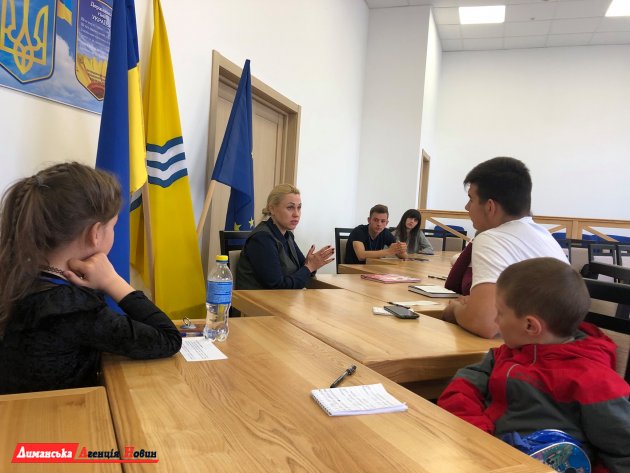 Острые вопросы для чиновника: в Красносельской ОТГ состоялась пресс-конференция с участием молодых репортеров (фото)