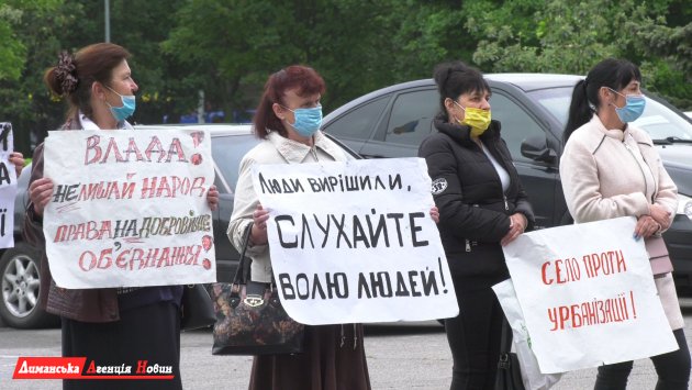 Председатель Одесской ОГА не вышел: жители Сычавки приехали в Одессу за ответами (фото)