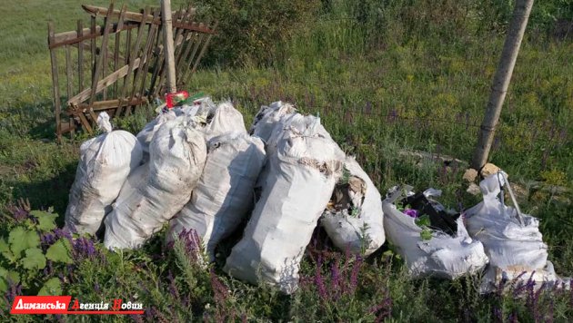 В Доброславе живет волонтер, который собирает за односельчанами мусор