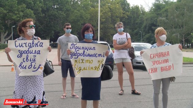 Сычавцы в шестой раз приехали в Одесскую ОГА, чтобы отстоять свою позицию (фото)