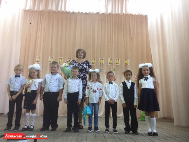 Дмитрівська школа провела для першокласників квест та нагородила ексдиректорку (фото)
