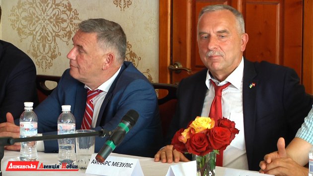 Айнарс Мезуліс, дипломатичний аташе з економічних питань між Латвією та Україною (праворуч).