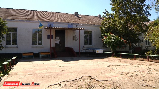 Дмитрівський НВК поки залишається без даху (фото)