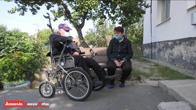 Визирська громада: житель Першотравневого отримав у подарунок інвалідний візок (фото)
