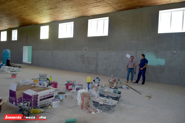 Капітальний ремонт спортзалу в Доброславі наближається до завершення (фоторепортаж)