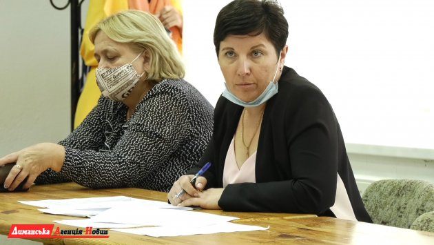 Ярослава Іщук, керівниця відділу соціального захисту Визирської сільської ради (праворуч)