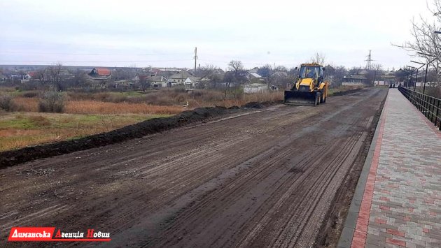 В Доброславе начали работы по капремонту дороги на плотине (фото)
