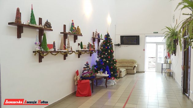Визирскую школу украсила традиционная экспозиция искусственных елок (фото)