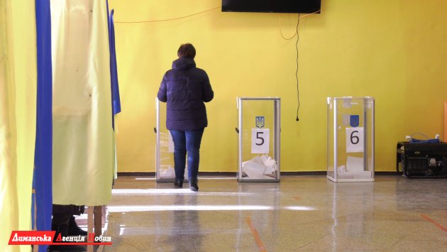Визирская ОТГ: как голосовали на довыборах в школе Першотравневого (фото)   
