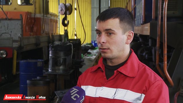 Дмитро Никитенко, слюсар третього розряду локомотивного депо залізничного управління ТІС.