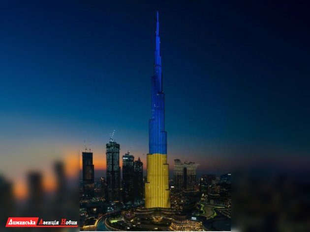 Самый высокий в мире небоскреб подсветили желто-синим — в честь визита Владимира Зеленского