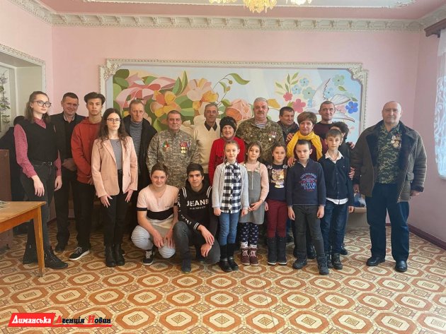 Школярі Першотравневого привітали воїнів-інтернаціоналістів (фоторепортаж)