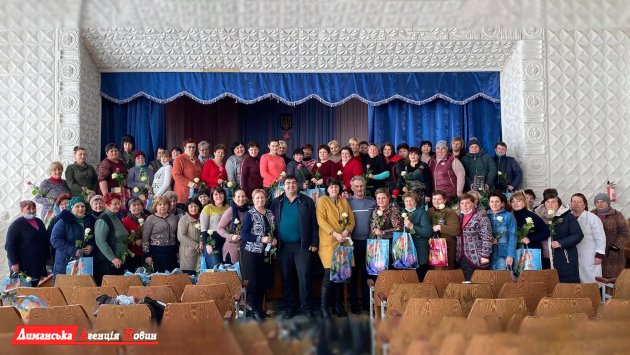 Працівниць Петрівського аграрного коледжу привітали напередодні 8 Березня (фоторепортаж)