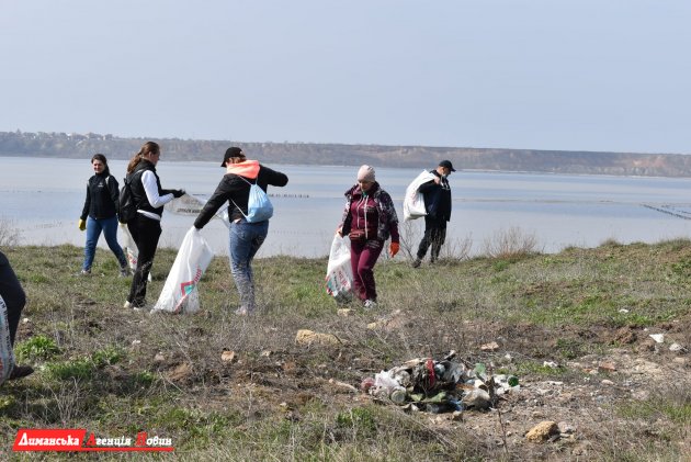 Коллектив сотрудников Красносельского сельсовета вышел на субботник на побережье Куяльницкого лимана (фотофакт)