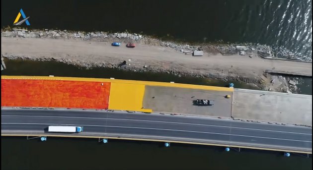 Стріт-арт від дорожників: на мосту через Хаджибейський лиман наносять водонепроникну мембрану (фото)
