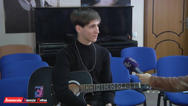 Максим Бурлака, ученик кружка «Волшебная гитара».