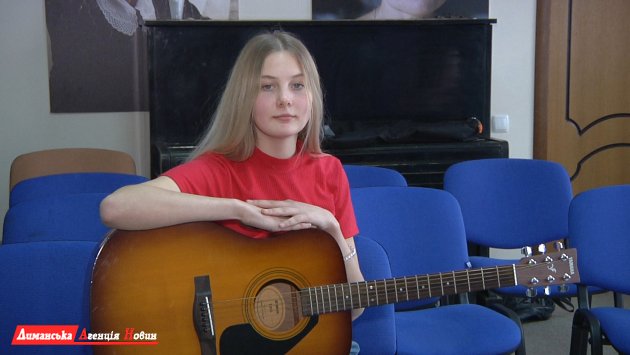 Елизавета Бублик, ученица кружка «Волшебная гитара».