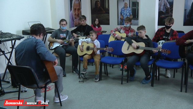 У Красносільській ОТГ працює гурток «Чарівна гітара» (фото)