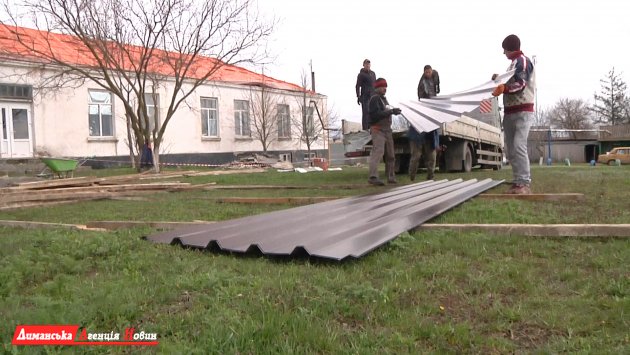 Визирська ОТГ: у Дмитрівці ремонтують шкільний дах (фото)