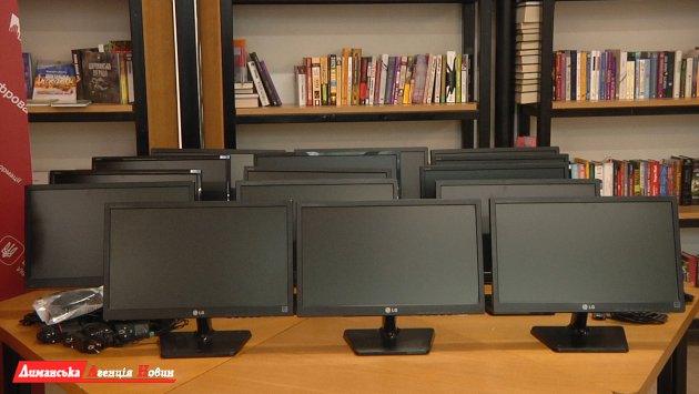 Проєкт Мінцифри — Визирська громада отримала 10 комп’ютерів для бібліотек (фото)